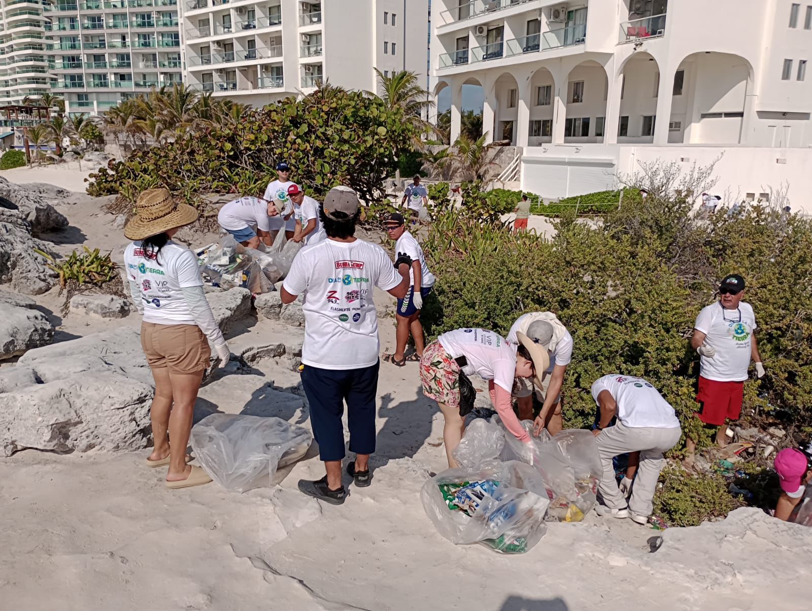 Jornada de limpieza en las playas de Cancún